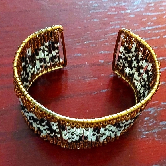Unique artisanal beaded wire cuff bracelet - Picture 3 of 4